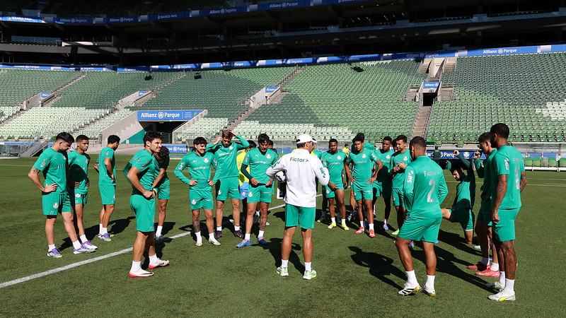 O técnico Abel Ferreira, da SE Palmeiras, conversa com o elenco durante treinamento, na arena Allianz Parque.