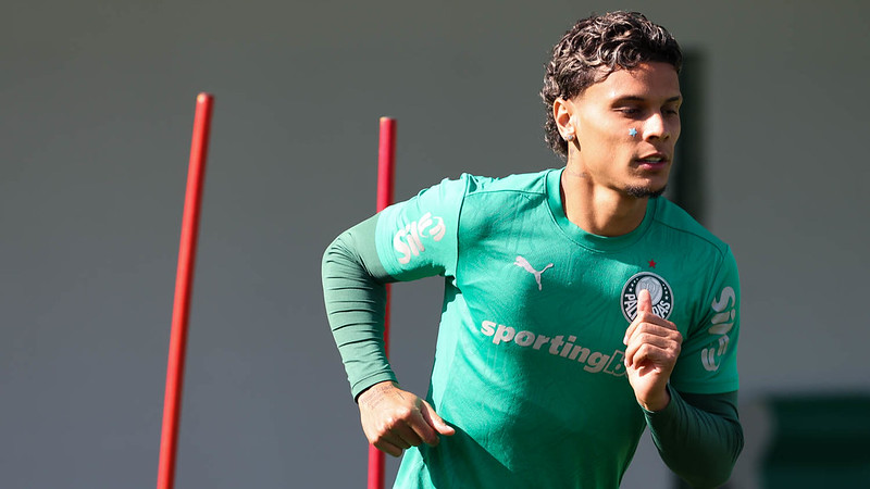 Richard Ríos num de seus últimos treinos com a camisa do Palmeiras