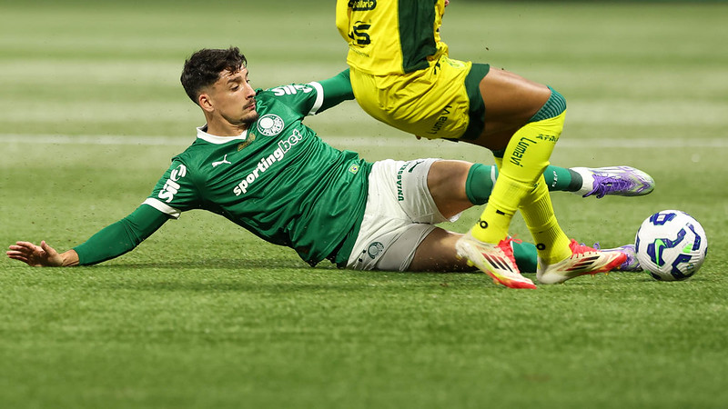 O jogador Joaquín Piquerez, da SE Palmeiras, em jogo contra a equipe do Mirassol FC, durante partida válida pela décima quarta rodada, do Campeonato Brasileiro, Série A, na arena Allianz Parque.