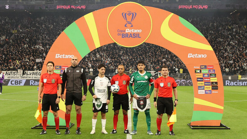 O jogador Gustavo Gómez, da SE Palmeiras, em jogo contra equipe do SC Corinthians P, durante partida válida pelas oitavas de final, da Copa do Brasil, na Neo Química Arena.
