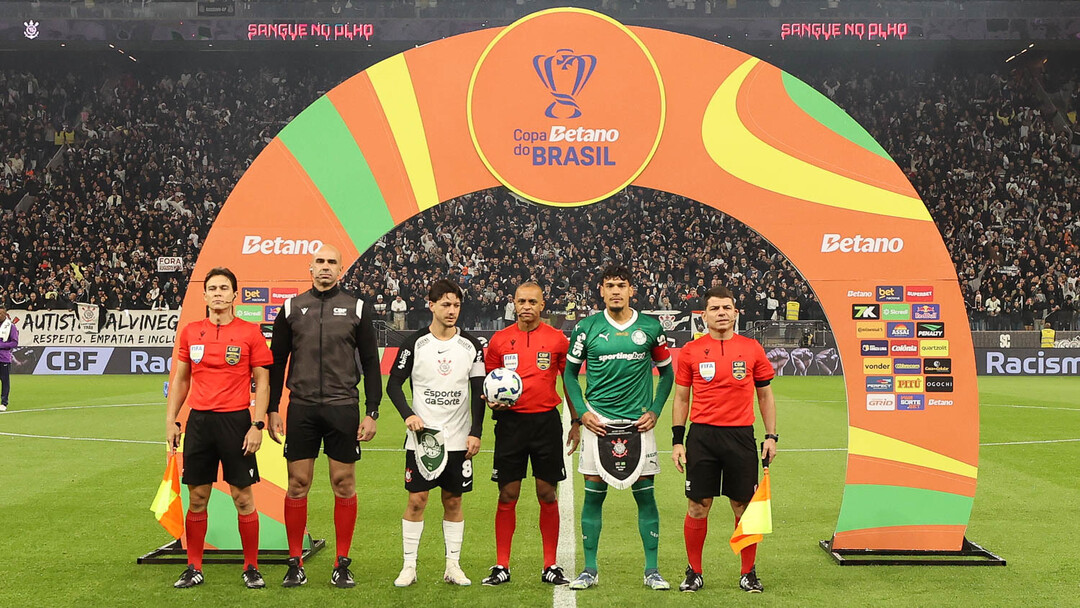 O jogador Gustavo Gómez, da SE Palmeiras, em jogo contra equipe do SC Corinthians P, durante partida válida pelas oitavas de final, da Copa do Brasil, na Neo Química Arena.