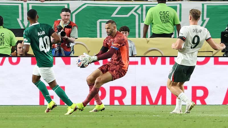 Weverton segura a bola em partida contra o Chelsea, pela Copa do Mundo de Clubes de 2025
