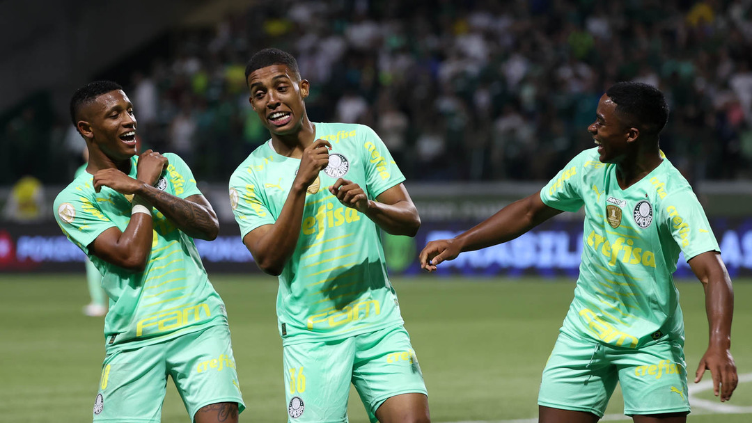 O jogador Vanderlan, da SE Palmeiras, comemora seu gol contra a equipe do Avaí FC, durante partida válida pela trigésima terceira rodada, do Campeonato Brasileiro, Série A, na arena Allianz Parque.