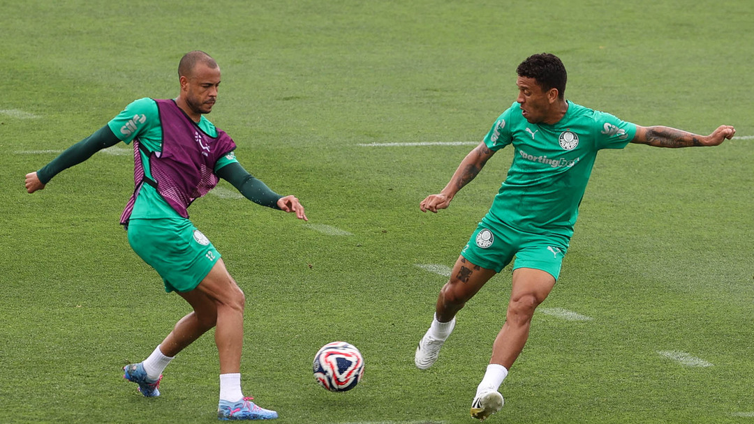 Os jogadores Mayke e Marcos Rocha (D), da SE Palmeiras, durante treinamento, na Universidade da Carolina do Norte.