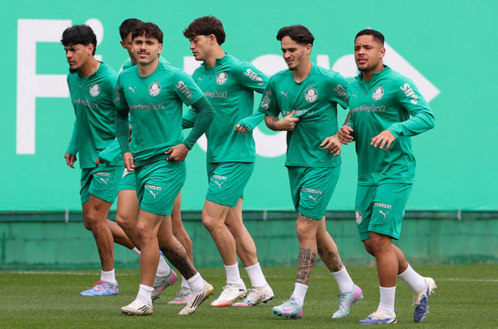Os jogadores Gustavo Gómez, Mauricio, Agustín Giay, Khellven e Vitor Roque (E/D), da SE Palmeiras, durante treinamento, na Academia de Futebol.