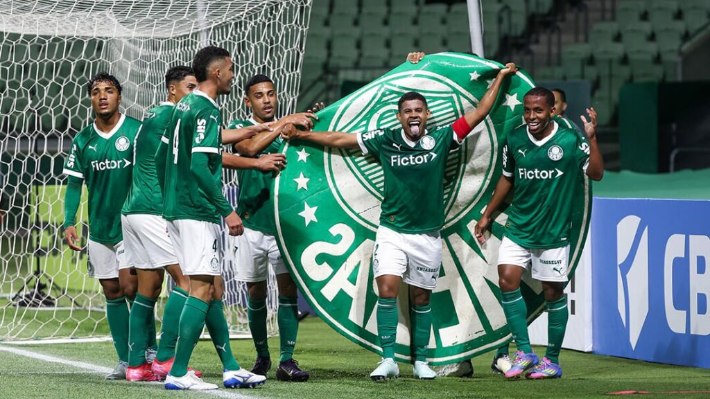 Jogadores sub-20 do Palmeiras comemoram gol em partida semifinal do Brasileirão da categoria