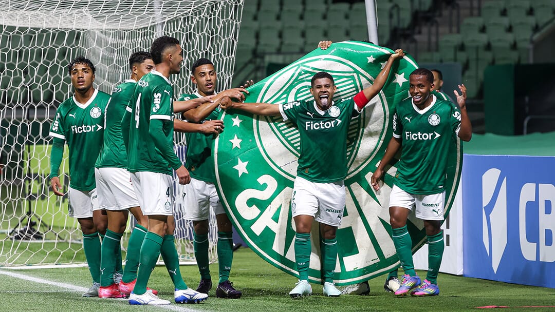 Jogadores sub-20 do Palmeiras comemoram gol em partida semifinal do Brasileirão da categoria