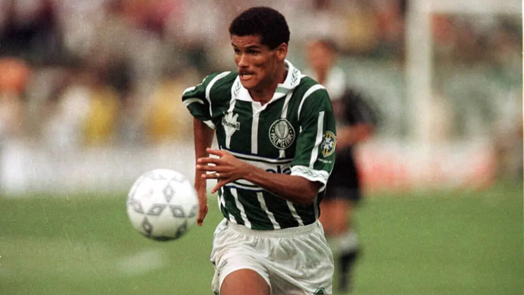 Rivaldo em ação pelo Palmeiras na década de 90