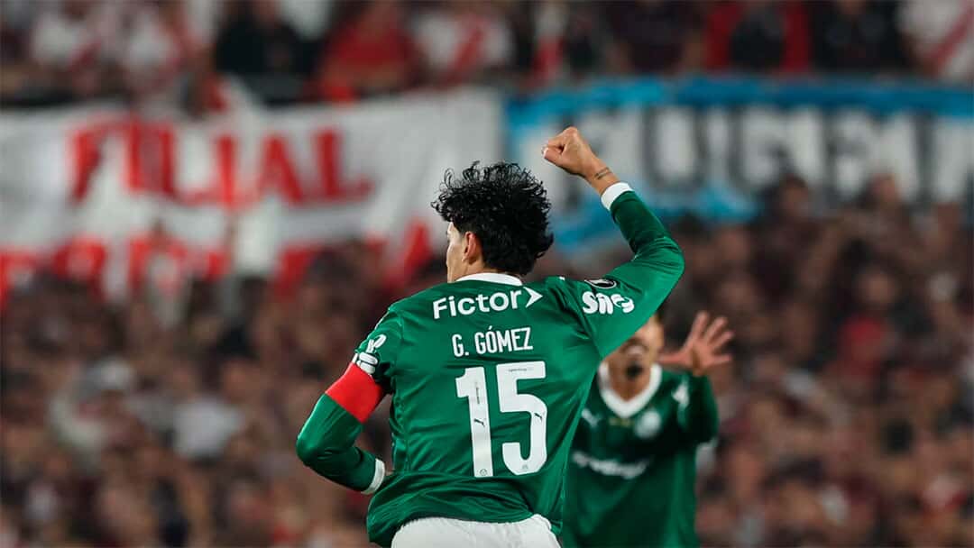 Gustavo Gómez comemora seu gol contra o River Plate, em Buenos Aires