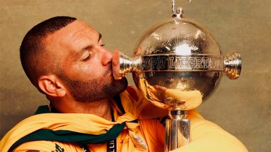 Weverton com o troféu da Conmebol Libertadores